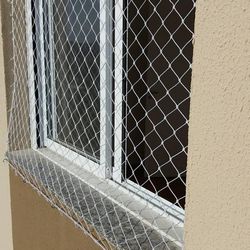 Instalação de tela de proteção janela