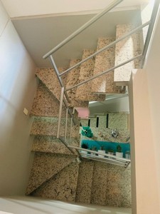 escada de concreto reta