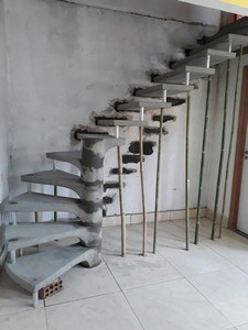 escada com viga central em l