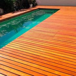 Deck de madeira para piscina