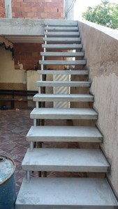 escada de concreto reta