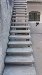 escada espinha de peixe de concreto