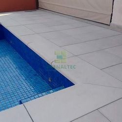 Piso atérmico antiderrapante para piscina